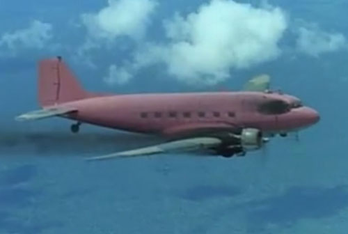 Flugzeug Douglas DC-3 aus dem Film Zwei Himmelhunde aus dem Weg zur Hölle