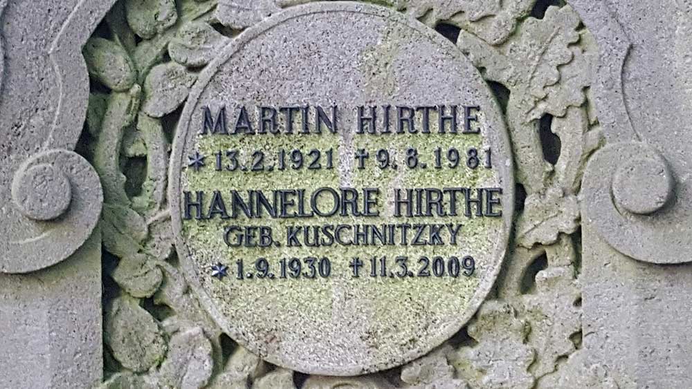 Der Grabstein von Martin Hirthe auf dem Waldfriedhof Zehlendorf