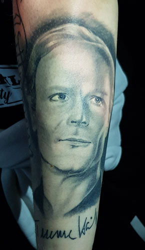 Terence Hill Tattoo auf Unterarm mit Autogramm